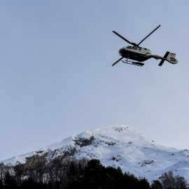 Un helicóptero de la Guardia Civil durante un rescate en el Pirineo oscense.