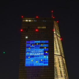 La sede central del Banco Central Europeo en Francfort luce un mensaje de bienvenida a la zona euro a Bulgaria.