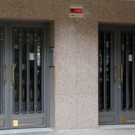 Portal del número 7 de la calle Santa Escolástica, en el distrito de Villaverde de Madrid, donde una mujer ha fallecido tras precipitarse desde un piso 11.