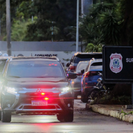 La comitiva del expresidente brasileño Jair Bolsonaro llega al edificio de la Policía Federal, después de que Bolsonaro saliera del hospital.