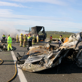 Restes dels camions implicats en l'accident a l'AP7 aquest novembre, a l'altura de l'Aldea