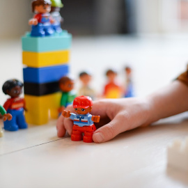 Imagen de archivo de una niña con juguetes.