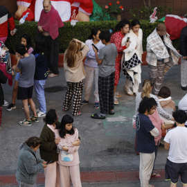 Personas salen a la calle tras un sismo en Ciudad de México.