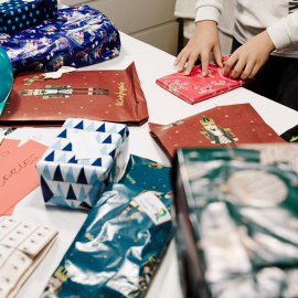 Niños abren sus regalos de Navidad.