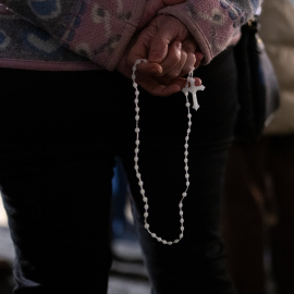 Varias personas durante un rezo del rosario en Barcelona.