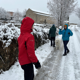 Una família jugant amb la neu a Estamariu, a l'Alt Urgell