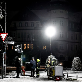 Los bomberos utilizan un generador eléctrico en la zona afectada de Berlín (Alemania).