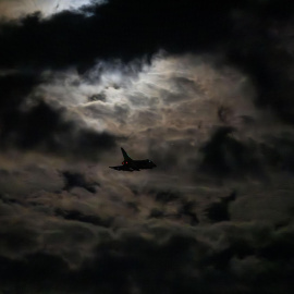 Una foto facilitada por la Real Fuerza Aérea muestra un avión en una base en Oriente Medio.