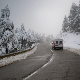 Fotografía de archivo de un puerto de montaña durante el temporal de nieve en Girona.