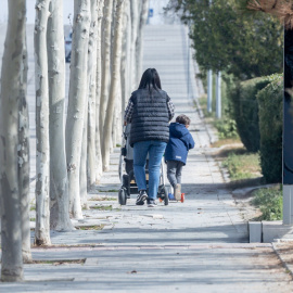 Imagen de archivo de una mujer con un carrito de bebé.