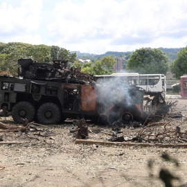 Un vehículo militar incinerado en Caracas tras el ataque de EEUU contra Venezuela.