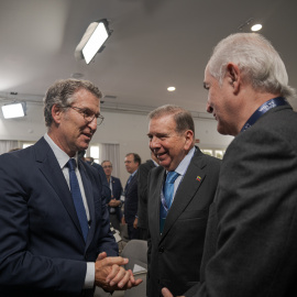 El líder opositor de Venezuela, Edmundo González saluda al presidente del Partido Popular, Alberto Núñez Fiejóo, durante la segunda jornada del Foro La Toja, a 4 de octubre de 2024, en la Illa de Toxa, Pontevedra, Galicia (España).