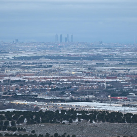 Vista de la nieve caída en Madrid el día 5 de enero desde el mirador de Los Santos de la Humosa.