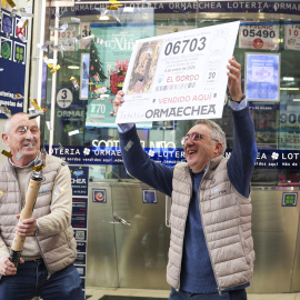 Los loteros de la administración número 1 de Bilbao celebran tras vender parte del número 06703, primer premio del sorteo extraordinario de la lotería del Niño