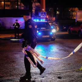 Varios agentes de Policía Nacional acordonan la zona de un crimen.