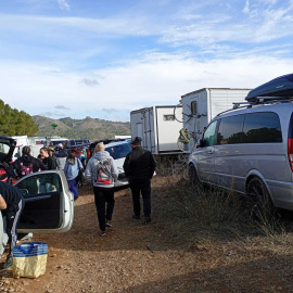 Fotografía de varias personas en una rave, en el entorno del embalse de El Cenajo, en Albacete.