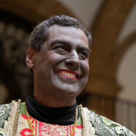 El presidente de la Junta de Andalucía, Juanma Moreno, disfrazado de rey Baltasar en la Cabalgata de Reyes Magos de Sevilla.