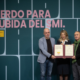 La ministra de Trabajo, Yolanda Díaz, el secretario general de CCOO, Unai Sordo, y el secretario general de UGT, Pepe Álvarez, durante la firma del acuerdo de subida del SMI de 2025.