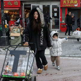 Una mujer con su hija en el barrio de Queens, en Nueva York.