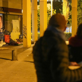 Voluntaris d'Arrels observen persones sensellar dormint al carrer, en el marc del recompte que fa l'entitat.