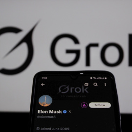 Foto de archivo de la IA de X y la cuenta de Elon Musk.