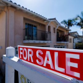 Un cartel de 'Se vende' en una vivienda en Encinitas (California, EEUU).