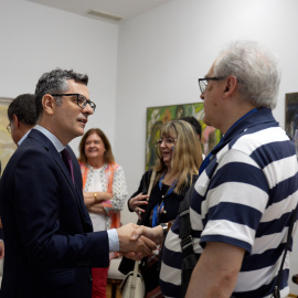 Félix Bolaños, en un encuentro con víctimas. Archivo.