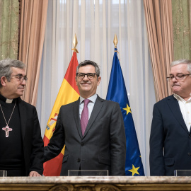 El ministro Félix Bolaños, el presidente de la Confederación Episcopal Española, Luis Argüello (i), y el Presidente de la Conferencia Española de Religiosos, Jesús Díaz Sariego (d), en el Palacio de Parcent.