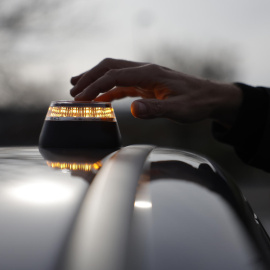 La baliza luminosa V-16 conectada, único dispositivo autorizado para señalizar una avería o incidencia en carretera.