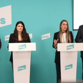 Míriam Nogueras, Mònica Sales, Salvador Vergés i Eduard Pujol, en roda de premsa a la seu de Junts