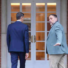 El president del govern espanyol, Pedro Sánchez, amb el líder d'ERC, Oriol Junqueras, a les portes del palau de la Moncloa aquest dijous.
