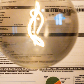 Una bombilla sobre una factura de luz.