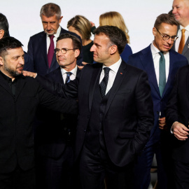 El presidente de Ucrania, Volodymyr Zelenskiy, el de Francia, Emmanuel Macron, el primer ministro de Gran Bretaña, Keir Starmer, y otros líderes europeos en la foto de familia de la  cumbre de la "Coalición de la Voluntad", en el Palacio del Elíseo en París.