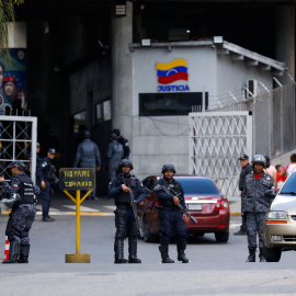 Fuerzas venezolanas frente al centro de detención El Helicoide tras el anuncio de la liberación de presos.
