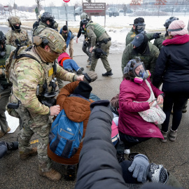 Varios detenidos en la protesta contra El Servicio de Control de Inmigración (ICE) en Mineápolis.