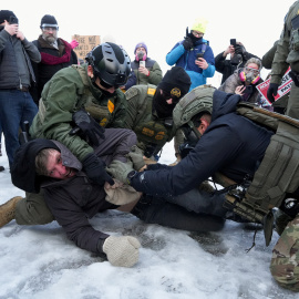 Agentes del ICE detienen a manifestantes en Mineápolis.