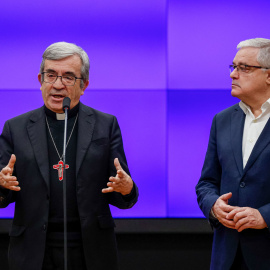 El presidente de la Conferencia Episcopal, Luis Argüello (i), y el presidente de la Conferencia Española de Religiosos (CONFER), Jesús Díaz Sariego (d), tras la firma con el Gobierno de un acuerdo para la reparación de las víctimas de pederastia.