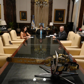Isabel Díaz Ayuso junto a Javier Milei y su motosierra de los recortes.