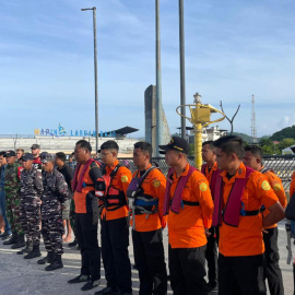 Fotografía cedida por el equipo de búsqueda y rescate de Indonesia que muestra a sus integrantes.
