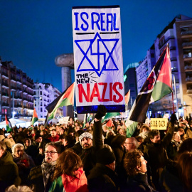 08 January 2026, Spain, Madrid: People wave Palestinian flags and protest against Israel's actions in the Gaza war before the Euroleague basketball match between Real Madrid and Maccabi Tel Aviv. Photo: Richard Zubelzu/ZUMA Press Wire/dpaRichard Zubelzu/ZUMA Press Wire/ DPA08/1/2026 ONLY FOR USE IN SPAIN
