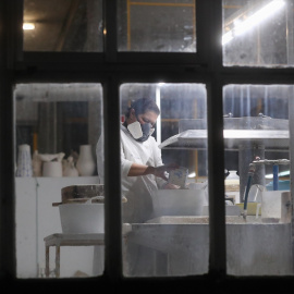 Un trabajador en la fábrica de Sargadelos, en una imagen de archivo.