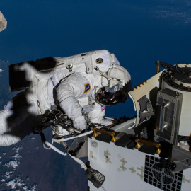 Fotografía de archivo de un paseo espacial.