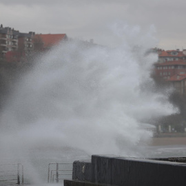 El mar golpea el muro de contención.