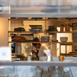 Una cocinera en un restaurante en Barcelona.