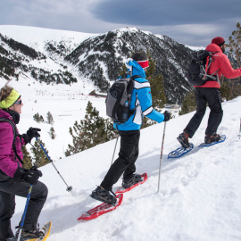 Pla obert d'uns excursionistes anant amb raquetes de neu per la zona de Vallter 2000