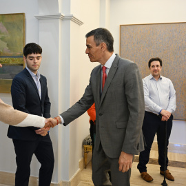 Familiares de víctimas con el presidente del Gobierno.