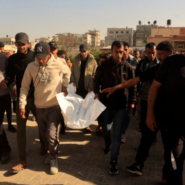 Palestinos cargan con el cuerpo de personas asesinadas por el Ejérctio israelí.