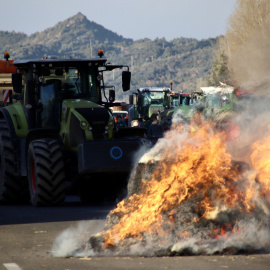 Cremes de bales de palla i alguna roda a la C-16.