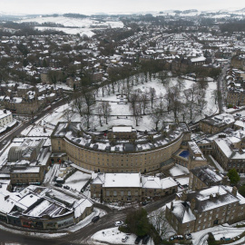 Fotografía aérea que muestra los terrenos nevados alrededor de Buxton Crescend (Gran Bretaña).