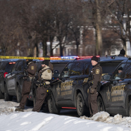Agentes del Departamento de Policía y del FBI en el lugar del tiroteo en Minneapolis.